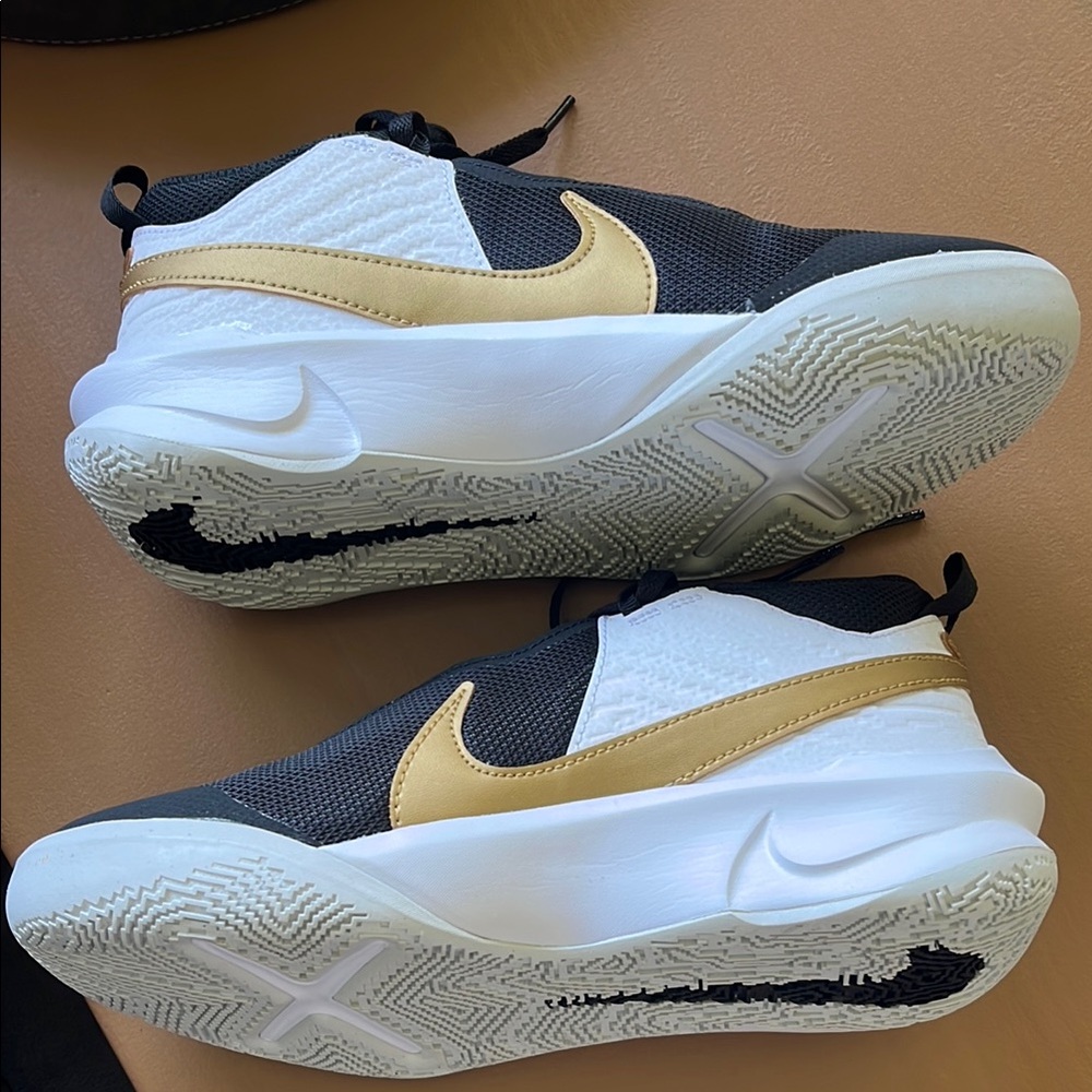 5Y Kids Nike Team Hustle D 10 GS in Black and Gold